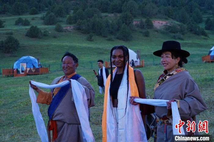 圖為當(dāng)?shù)孛癖娕c外籍留學(xué)生合影留念。　馬銘言 攝