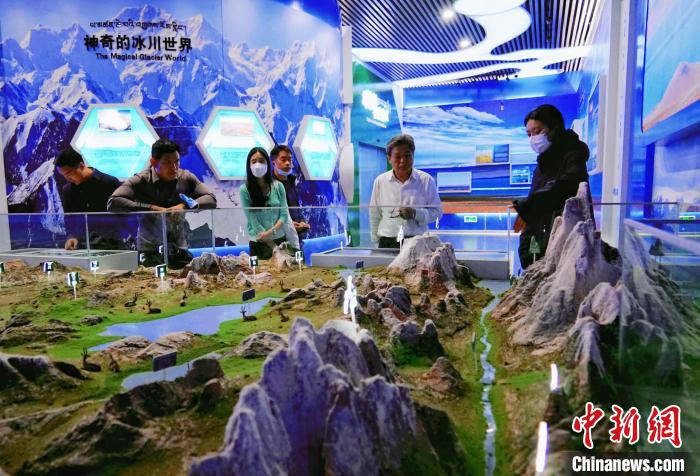 圖為中外嘉賓在玉樹州博物館內(nèi)參觀?！●R銘言 攝