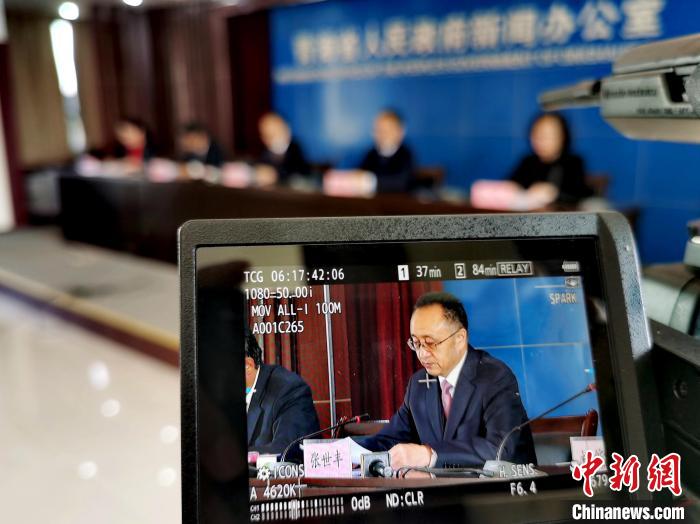 圖為青海省水利廳廳長張世豐參加新聞發(fā)布會?！?zhí)砀?攝