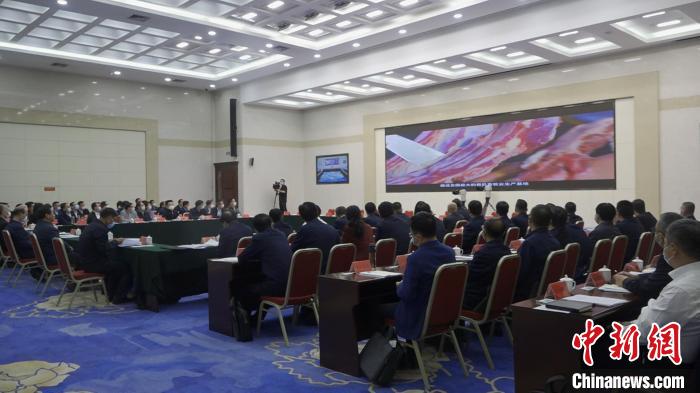 圖為部省共同打造青海綠色有機(jī)農(nóng)畜產(chǎn)品輸出地推進(jìn)會議現(xiàn)場?！±罱瓕?攝