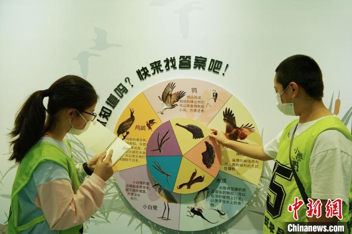 圖為小朋友在青海西寧湟水國(guó)家濕地公園科普館內(nèi)參觀學(xué)習(xí)?！●R銘言 攝
