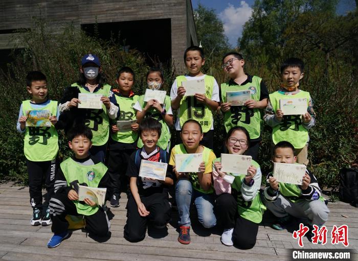 圖為小朋友展示學(xué)習(xí)成果?！●R銘言 攝