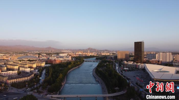 圖為無人機(jī)航拍德令哈巴音河?！『钨婚?攝