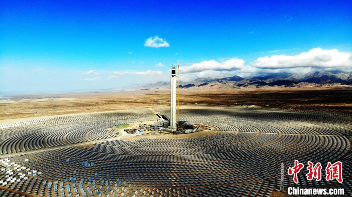 圖為德令哈光伏產(chǎn)業(yè)園?！O睿 攝