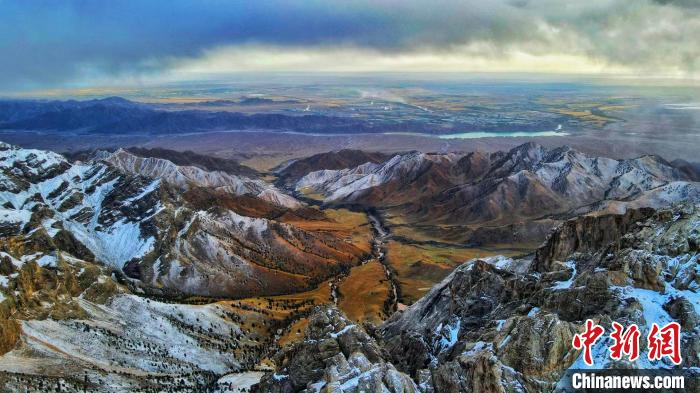 圖為柴達(dá)木盆地柏樹(shù)山森林地質(zhì)公園云霧繚繞?！“蛨D那生 攝