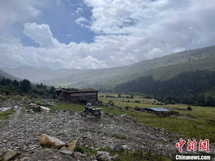 圖為9月28日一輛停在牧場上的摩托車。 <a target='_blank' href='/'><p  align=