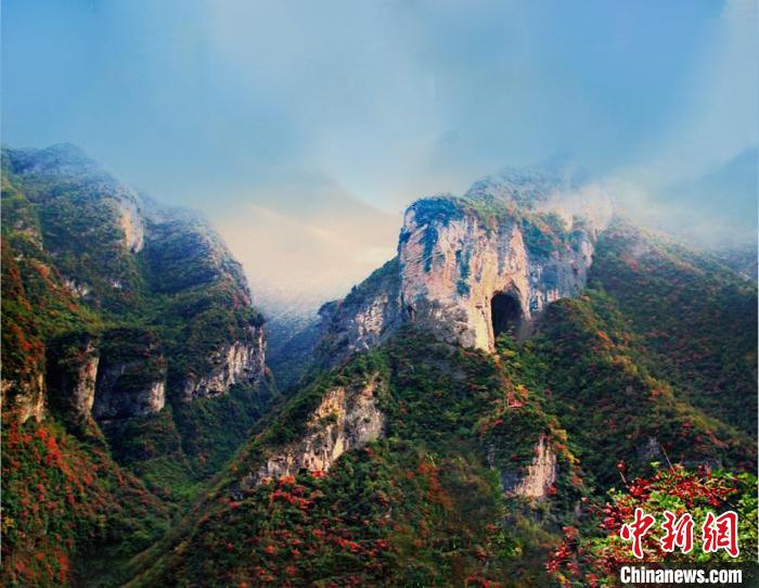 萬源魚泉地標?！≈炱桨?攝