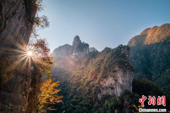 朝霞?！∏貪h忠 攝