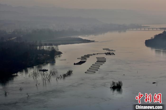 圖為冷水魚養(yǎng)殖。　李玉峰 攝