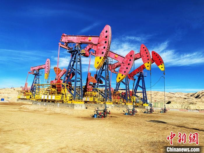 圖為青海油田采油基地?！O睿 攝