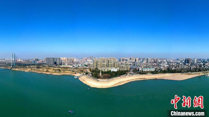 荊州市內(nèi)的荊江大堤。(資料圖) 湯偉 攝