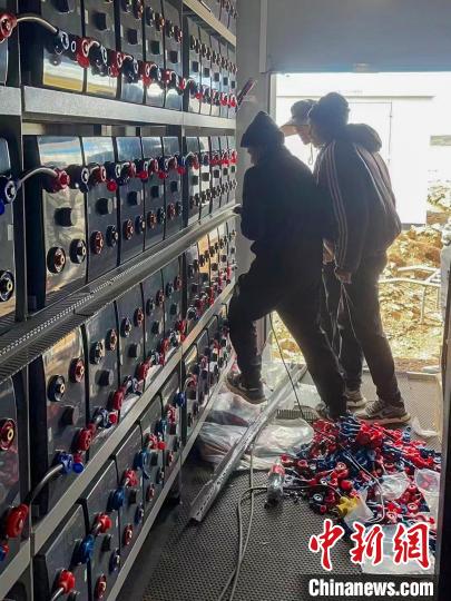 圖為微電網(wǎng)系統(tǒng)安裝調(diào)試現(xiàn)場?！O寶鶴 攝