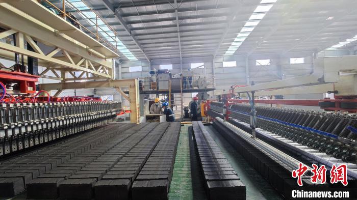 圖為張掖市宏能煤業(yè)有限公司煤矸石綜合利用項(xiàng)目現(xiàn)場(chǎng)。(資料圖) 錢大偉 攝