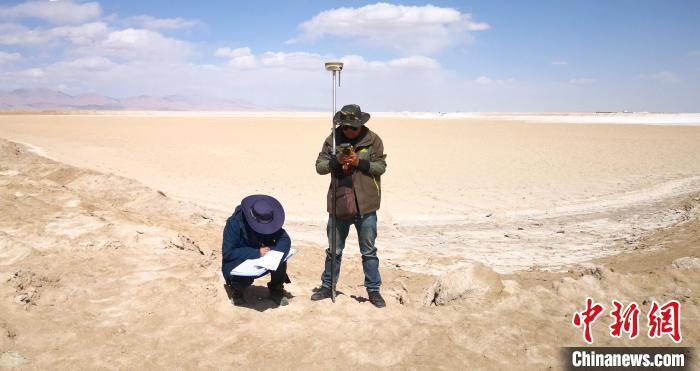 圖為鹽湖礦產(chǎn)資源國(guó)情調(diào)查。(資料圖) 柴綜院 供圖