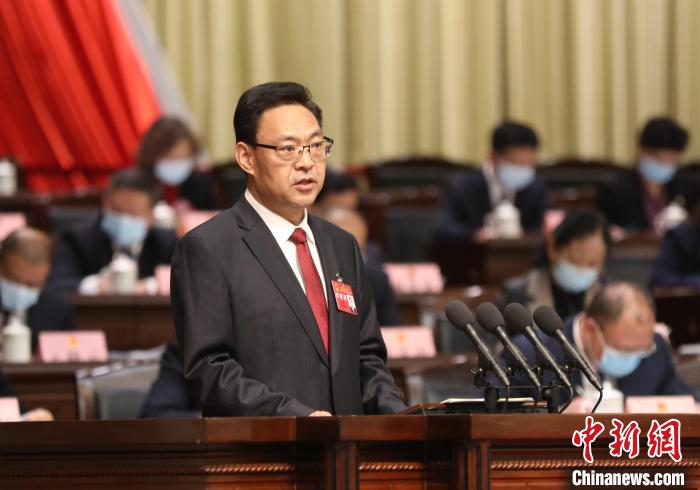 圖為青海省西寧市人民政府代市長石建平作政府工作報告?！∑钤鲚?攝