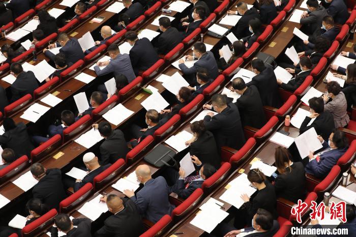 圖為會議現(xiàn)場，參會代表正在聽取政府工作報告。　祁增蓓 攝