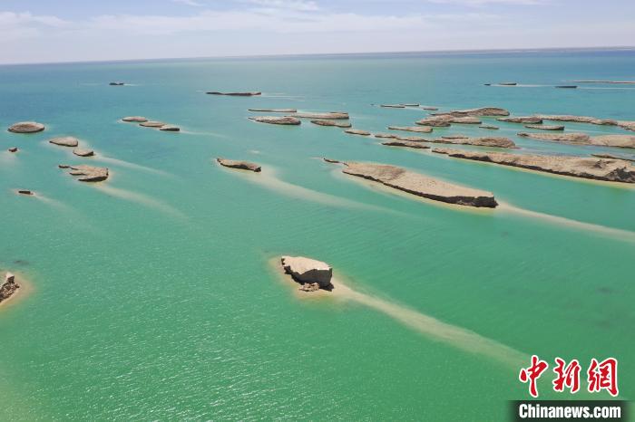 圖為海西州境內(nèi)的水上雅丹風(fēng)光?！≮w凜松 攝