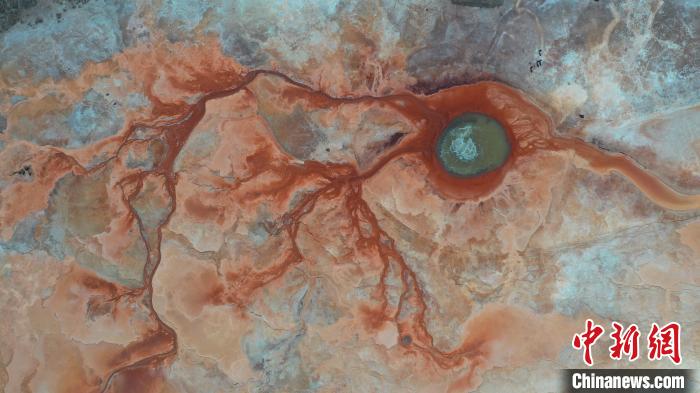 圖為海西州境內(nèi)的“網(wǎng)紅”景點(diǎn)“惡魔之眼”。　趙凜松 攝