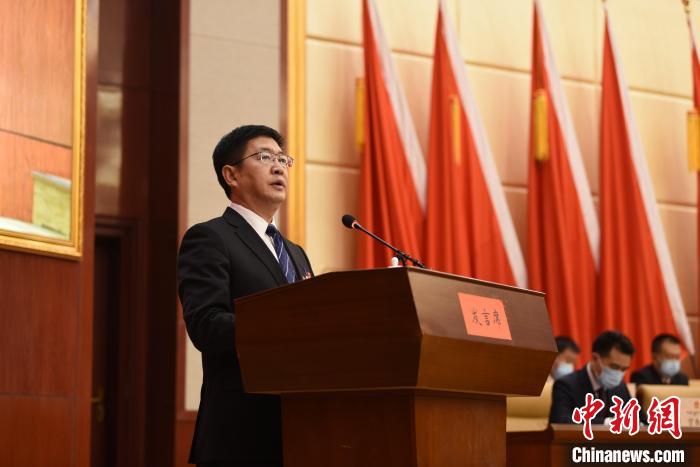 圖為青海省果洛州人民政府州長葉萬彬作政府工作報告?！　《嘟馨盒?攝