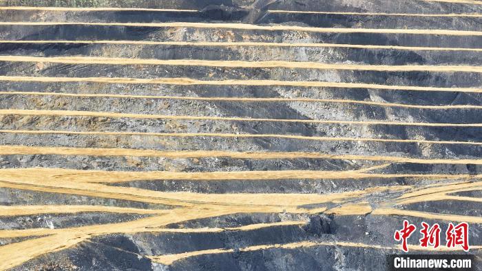 航拍圖為青海省海西蒙古族藏族自治州天峻縣木里礦區(qū)?！●R銘言 攝