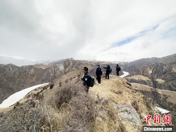 圖為曲麻萊縣崗當村的生態(tài)管護人員開展巡護?！《“瓦_杰 攝