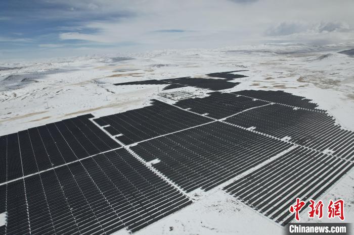 圖為航拍雪后光伏電站。資料圖 姜佳保供圖