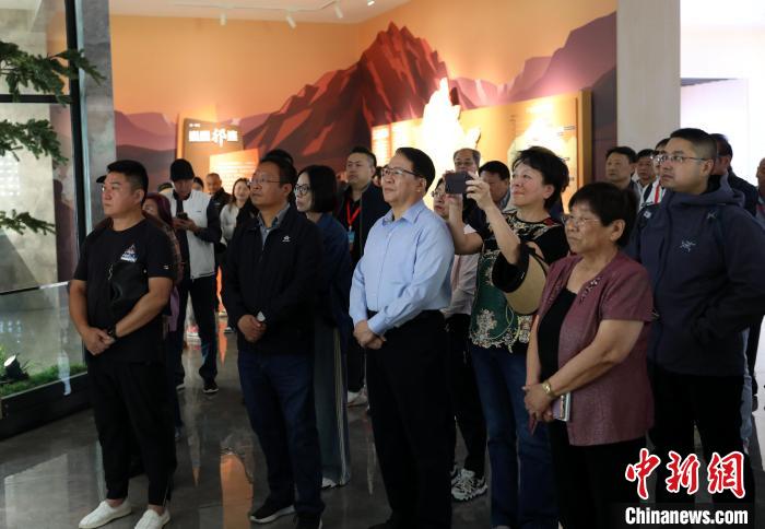 圖為臺(tái)商參訪祁連山國(guó)家公園生態(tài)科普館?！⊙Φ?攝