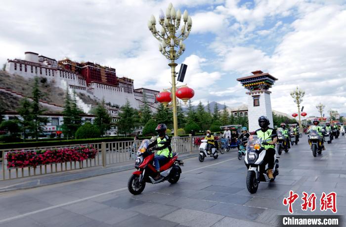 圖為2023年極地G219集結(jié)賽暨金卡納場地賽選手途經(jīng)拉薩布達(dá)拉宮?！∮文恋厍蚬﹫D