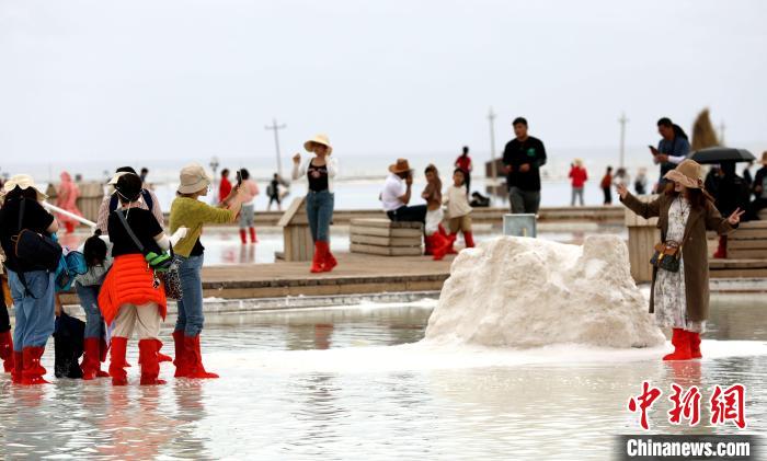 圖為游客在茶卡鹽湖拍照?！⊙Φ?攝