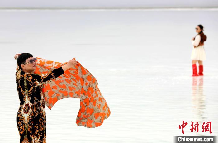 圖為游客在茶卡鹽湖拍照?！⊙Φ?攝