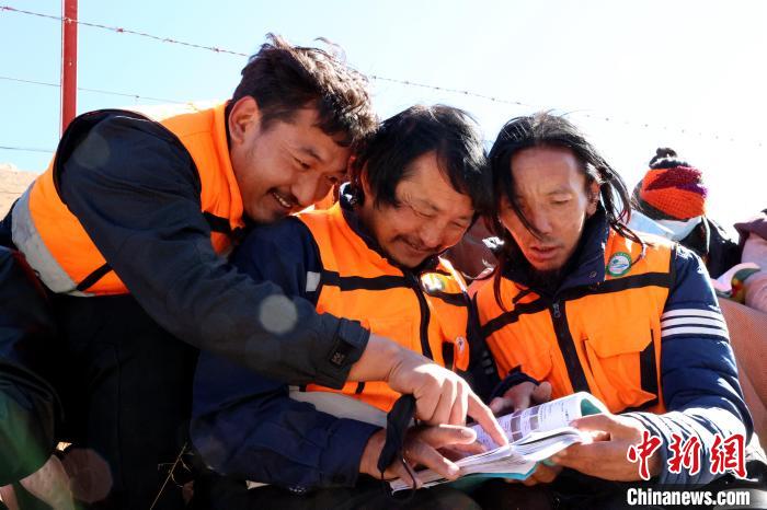 青海首個國家級高寒濕地公園管護(hù)員:守護(hù)綠水青山