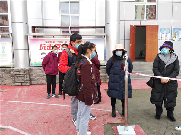 圖片默認(rèn)標(biāo)題_fororder_1、學(xué)生排隊(duì)進(jìn)入校園-攝影-左斌