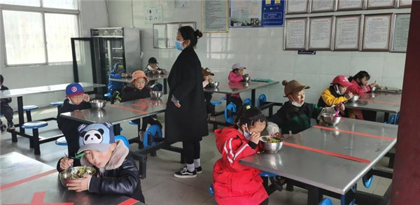 圖片默認(rèn)標(biāo)題_fororder_3、錯(cuò)峰就餐的學(xué)生們-攝影-左斌