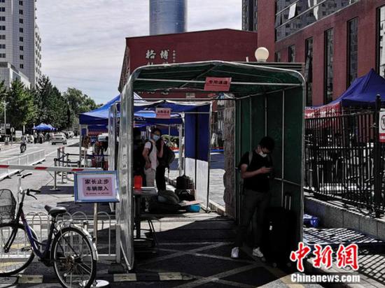 中國科學(xué)院大學(xué)校門外，豎立著“家長止步”的提示牌。 中新網(wǎng) 張尼 攝