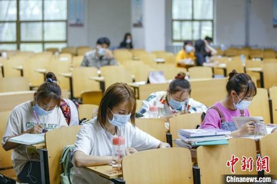 資料圖：學(xué)生在圖書館自習(xí)室內(nèi)學(xué)習(xí)。　劉宵華 攝