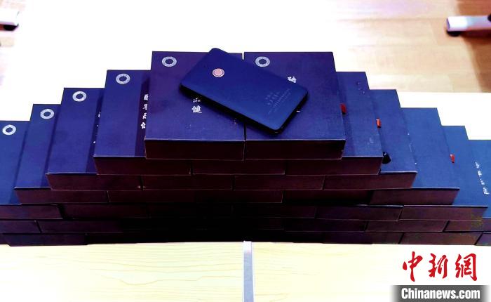 圖為西藏高山文化發(fā)展基金會(huì)向聶榮縣完全小學(xué)捐助的“電子健康體檢儀”?！∮谫e 攝