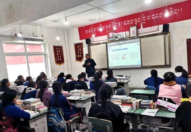 學(xué)生在免費輔導(dǎo)班上課?！∧岈敵?攝