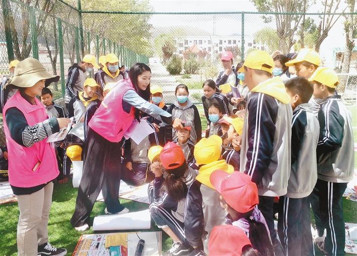 瓊結(jié)縣“四講四愛”宣講員在瓊結(jié)縣中學(xué)宣講。記者 段敏 攝.jpg