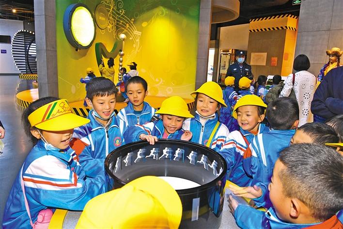 圖為10月29日，一年級的同學(xué)們在科技館參觀體驗。李洲 攝.jpg