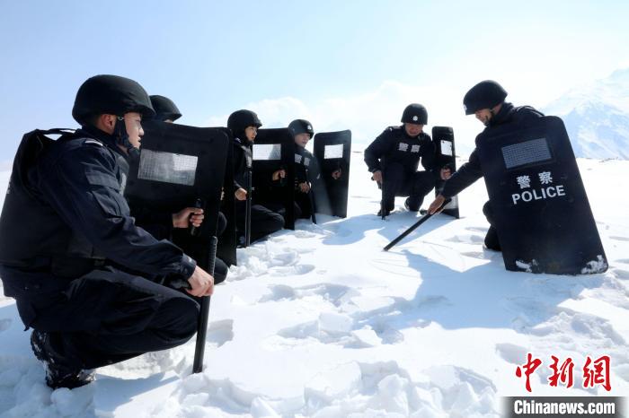 圖為扎西堅參與隊友在巡邏途中?！≡鲌詤⒐﹫D