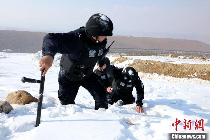 圖為扎西堅參與隊友在巡邏途中?！≡鲌詤⒐﹫D