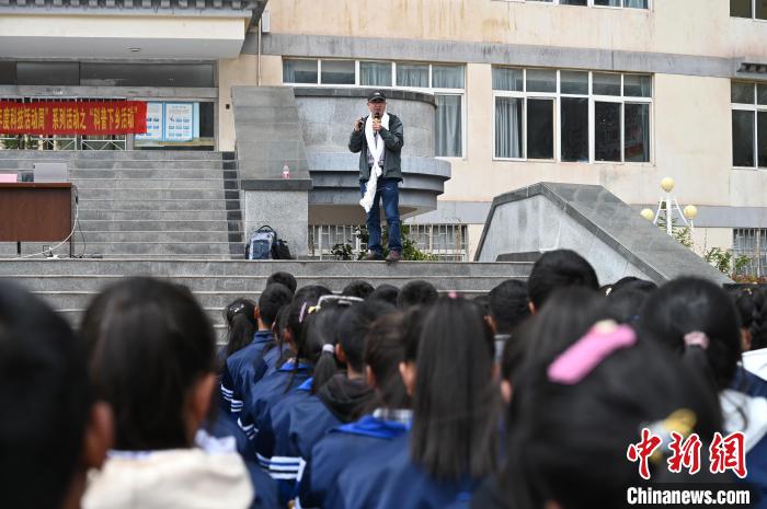 圖為西藏大學(xué)教授寧長(zhǎng)春為中學(xué)生授課?！≮w朗 攝