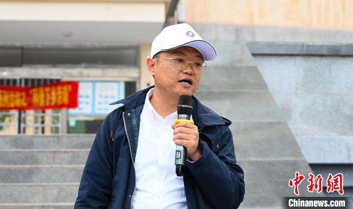 圖為西藏大學(xué)教授李昊為中學(xué)生授課?！≮w朗 攝