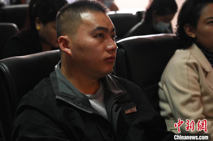 圖為企業(yè)工作人員參加講座?！≮w朗 攝