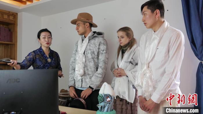 圖為圖為主播白瑪旺姆為留學(xué)生介紹直播流程?！≈x牧 攝