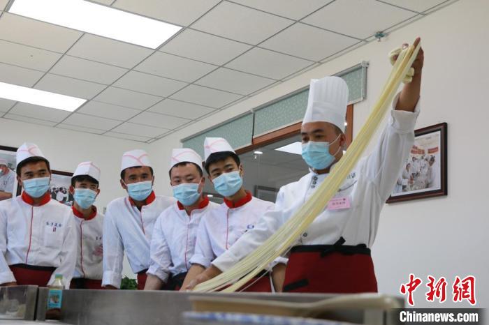 甘肅推特色企業(yè)新型學徒制培訓：企校合作、工學交替