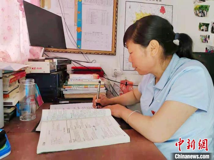 甘肅環(huán)縣“全能老師”堅(jiān)守“麻雀學(xué)?！保簩W(xué)生在，我就在