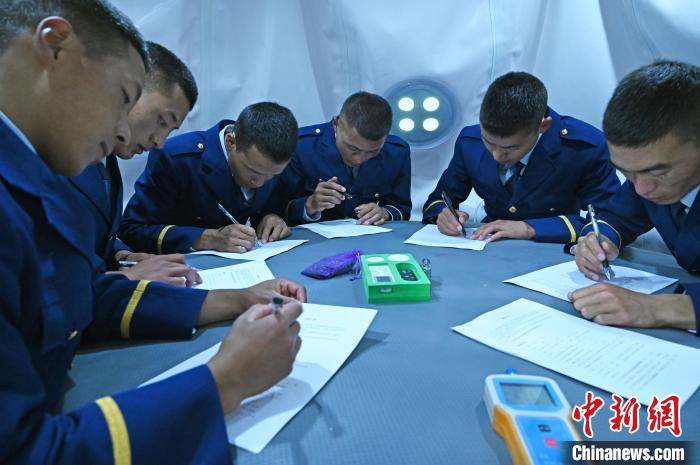 圖為消防員在高壓氧艙內(nèi)填寫問卷?！≮w朗 攝