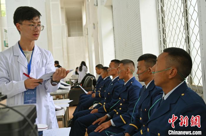 圖為研究團隊成員登記消防員信息?！≮w朗 攝