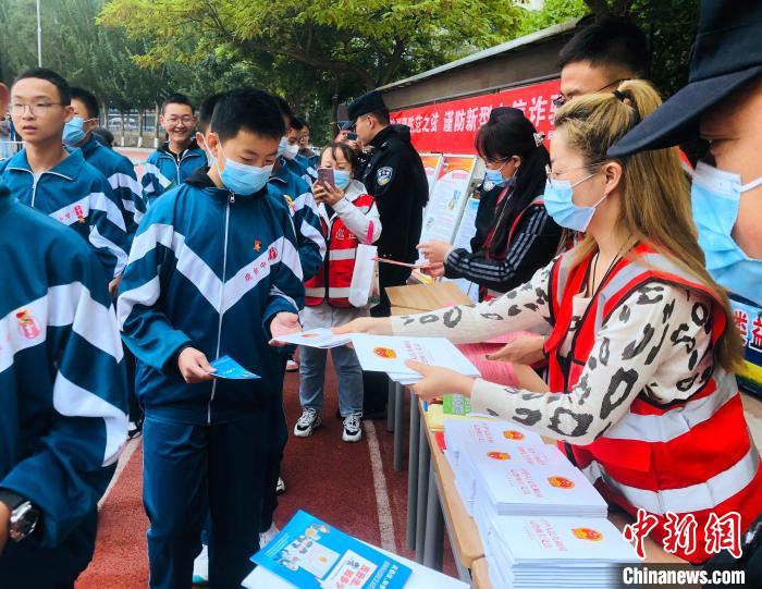 圖為西寧市法制宣傳進(jìn)校園?！∥鲗幨谐俏鲄^(qū)供圖